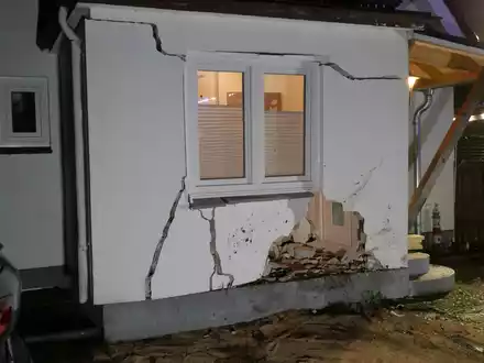 FW-SE: PKW fährt in Einfamilienhaus - Foto: presseportal.de