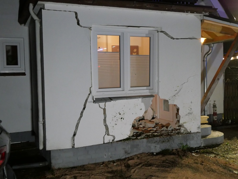 FW-SE: PKW fährt in Einfamilienhaus - Foto: presseportal.de