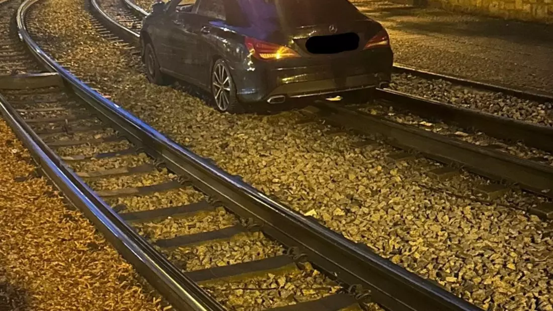 LPI-EF: Fahrzeugführer nutzt Fahrzeug als Schienenersatzverkehr - Bild: presseportal.de