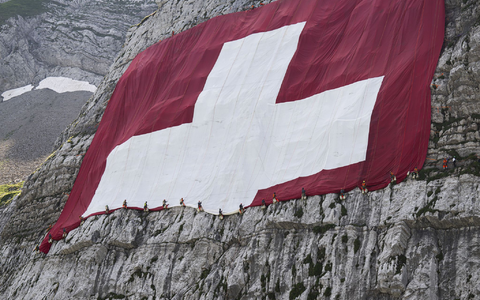 Anfang August wird am Säntis eine riesige Schweizerfahne zum Nationalfeiertag angebracht und danach wieder abgebaut. Höhenarbeiter beteiligten sich am Rettungseinsatz. - Foto: Gian Ehrenzeller/KEYSTONE/dpa