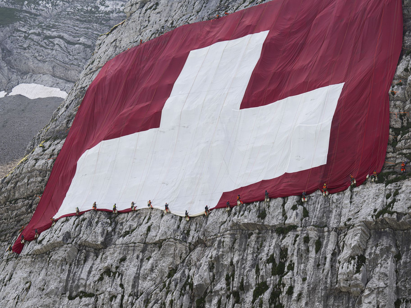 Anfang August wird am Säntis eine riesige Schweizerfahne zum Nationalfeiertag angebracht und danach wieder abgebaut. Höhenarbeiter beteiligten sich am Rettungseinsatz. - Foto: Gian Ehrenzeller/KEYSTONE/dpa
