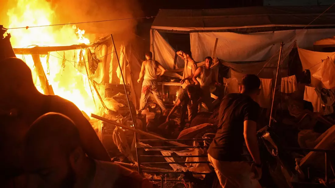 Vertriebene Palästinenser fliehen aus Gaza. (Acrhivbild) - Bild: Abdel Kareem Hana/AP/dpa