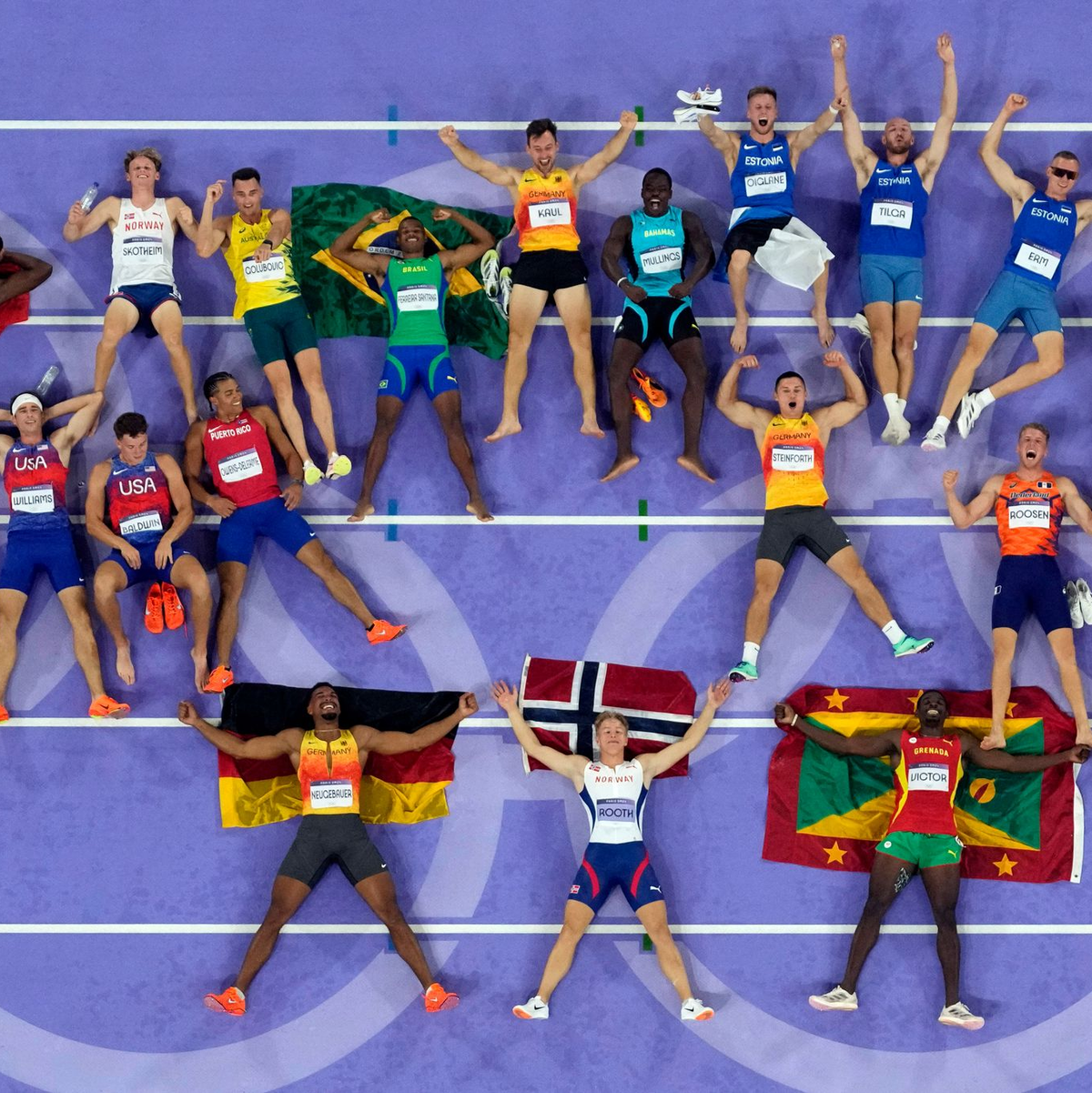 Das besondere Gruppen-Foto der Zehnkämpfer. - Foto: David J. Phillip/AP