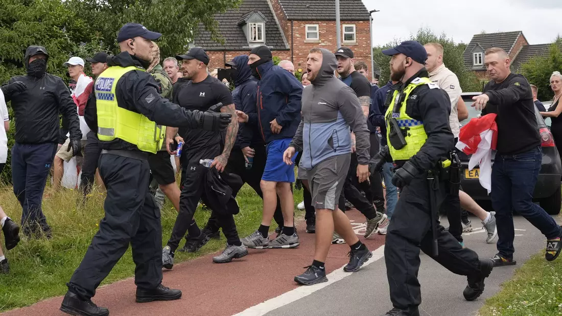 Nach Krawallen in England: 27-Jähriger zu neun Jahren Haft verurteilt (Archivbild). - Bild: Danny Lawson/PA Wire/dpa