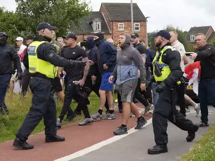 Nach Krawallen in England: 27-Jähriger zu neun Jahren Haft verurteilt (Archivbild). - Foto: Danny Lawson/PA Wire/dpa