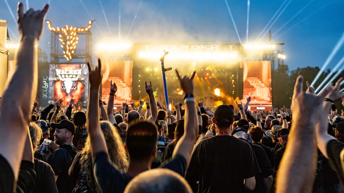 Bis in die Nacht haben Metalfans in Wacken gefeiert. - Bild: Axel Heimken/dpa