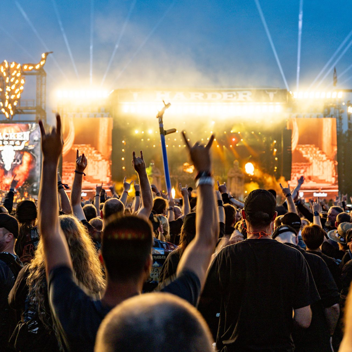 Bis in die Nacht haben Metalfans in Wacken gefeiert. - Foto: Axel Heimken/dpa