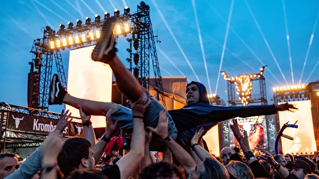 Das Wacken Open Air endete in der Nacht - mit Drohnenshow. - Bild: Axel Heimken/dpa