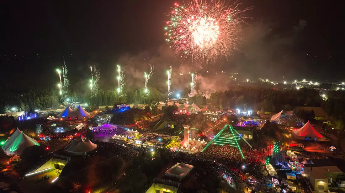 Ein Feuerwerk erleuchtet das Gelände des Technofestivals Nature One auf der ehemaligen US-Raketenbasis Pydna. - Bild: Thomas Frey/dpa