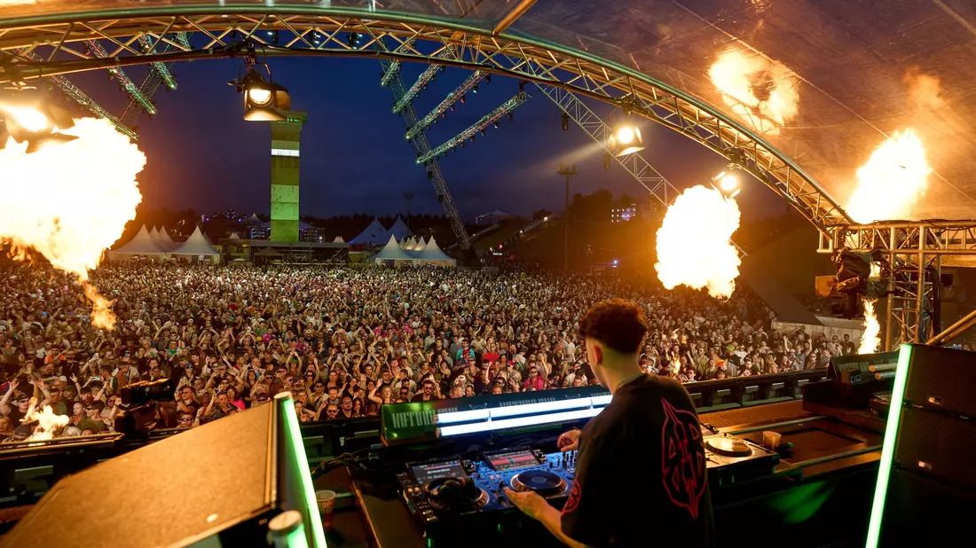 DJ Bennet legt beim Technofestival Nature One auf. - Bild: Thomas Frey/dpa