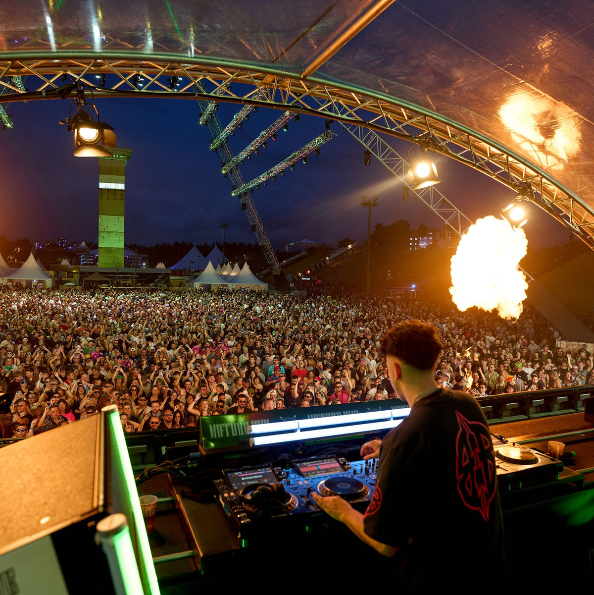 DJ Bennet legt beim Technofestival Nature One auf. - Foto: Thomas Frey/dpa
