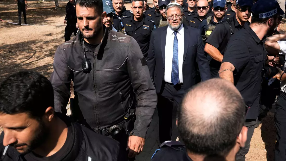 Sicherheitsminister Itamar Ben-Gvir besichtigt den Tatort in Holon nach einer Messerattacke mit zwei Toten. - Bild: Mahmoud Illean/AP/dpa