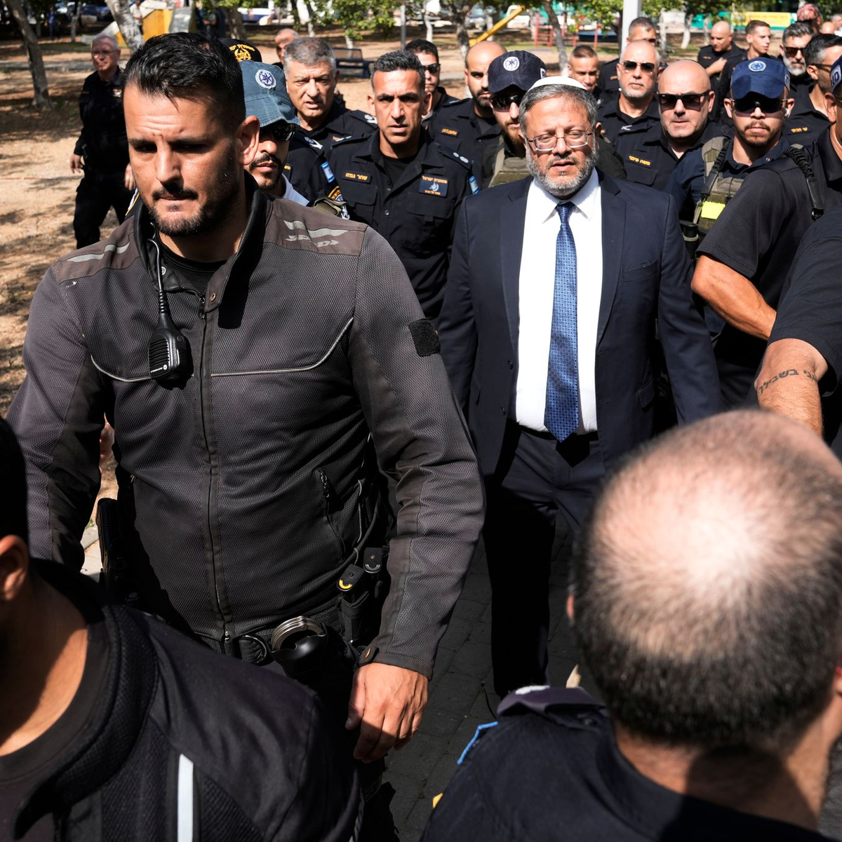 Sicherheitsminister Itamar Ben-Gvir besichtigt den Tatort in Holon nach einer Messerattacke mit zwei Toten. - Foto: Mahmoud Illean/AP/dpa