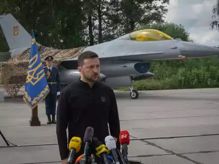 Präsident Wolodymr Selenskyj feiert die Kampfjets als wichtigen Beitrag zur Selbstverteidigung. - Foto: Efrem Lukatsky/AP/dpa