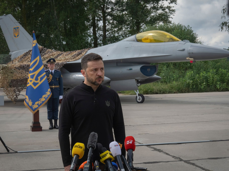 Präsident Wolodymr Selenskyj feiert die Kampfjets als wichtigen Beitrag zur Selbstverteidigung. - Foto: Efrem Lukatsky/AP/dpa