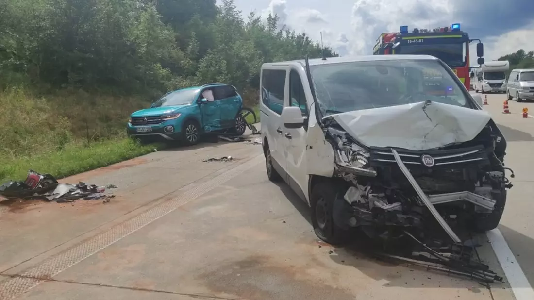 API-TH: Schwerer Verkehrsunfall auf der A4 mit acht teils schwer verletzten Personen, darunter drei Kinder - Bild: presseportal.de