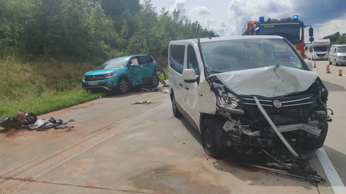 API-TH: Schwerer Verkehrsunfall auf der A4 mit acht teils schwer verletzten Personen, darunter drei Kinder - Foto: presseportal.de