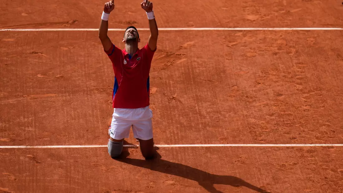 Novak Djokovic ist nach seinem Olympiasieg überwältigt. - Bild: Andy Wong/AP