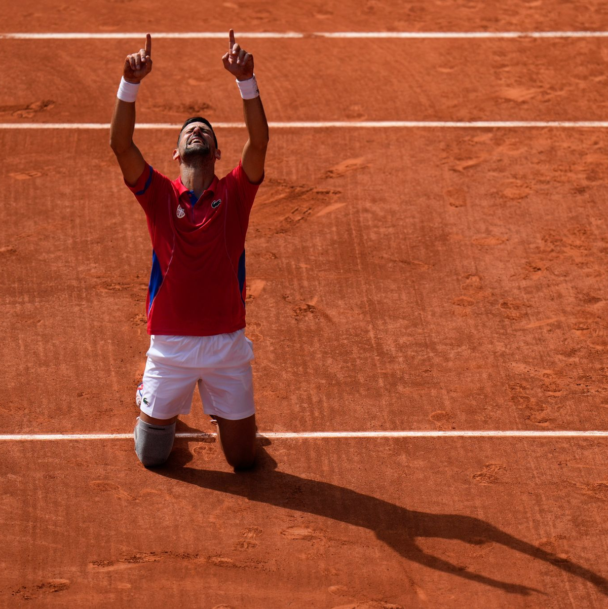 Novak Djokovic ist nach seinem Olympiasieg überwältigt. - Foto: Andy Wong/AP