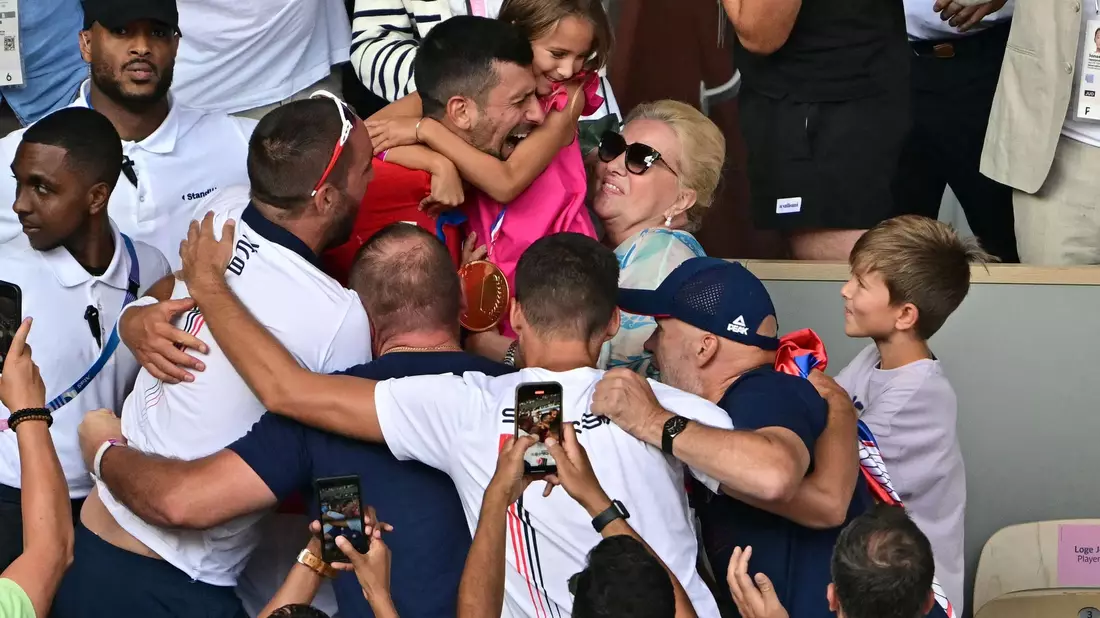 Novak Djokovic sank nach seinem Olympiasieg auf die Knie. - Bild: Miguel Medina/AFP/dpa