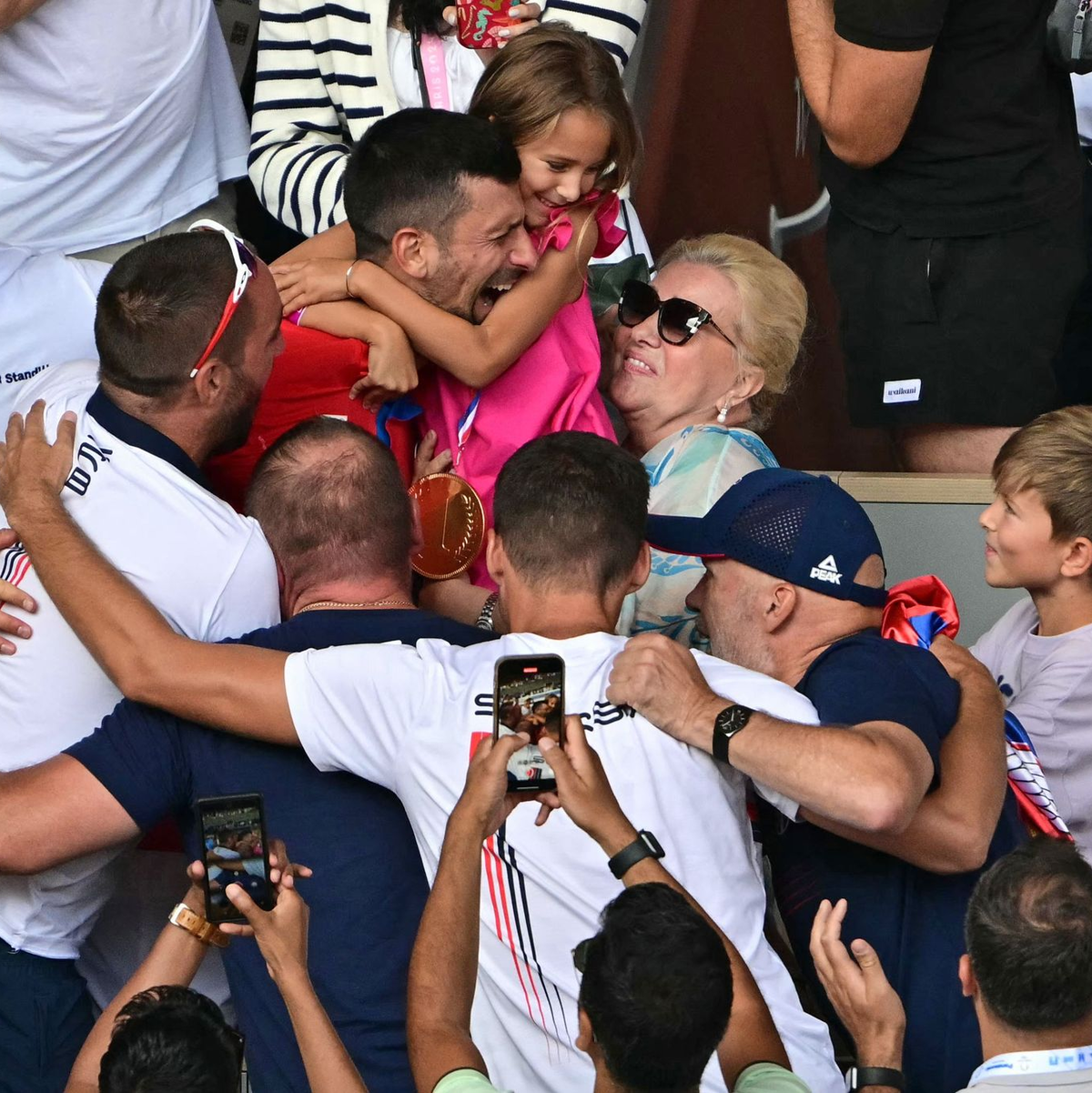 Novak Djokovic sank nach seinem Olympiasieg auf die Knie. - Foto: Miguel Medina/AFP/dpa