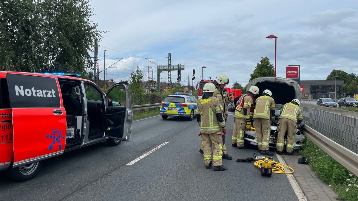 FW Lehrte: Drei Verletzte bei Verkehrsunfall in Lehrte - Foto: presseportal.de