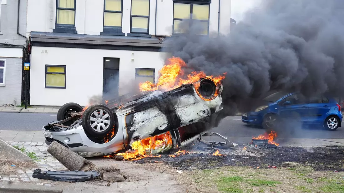 In Middlesbrough wurde ein Auto angezündet. - Bild: Owen Humphreys/PA Wire/dpa