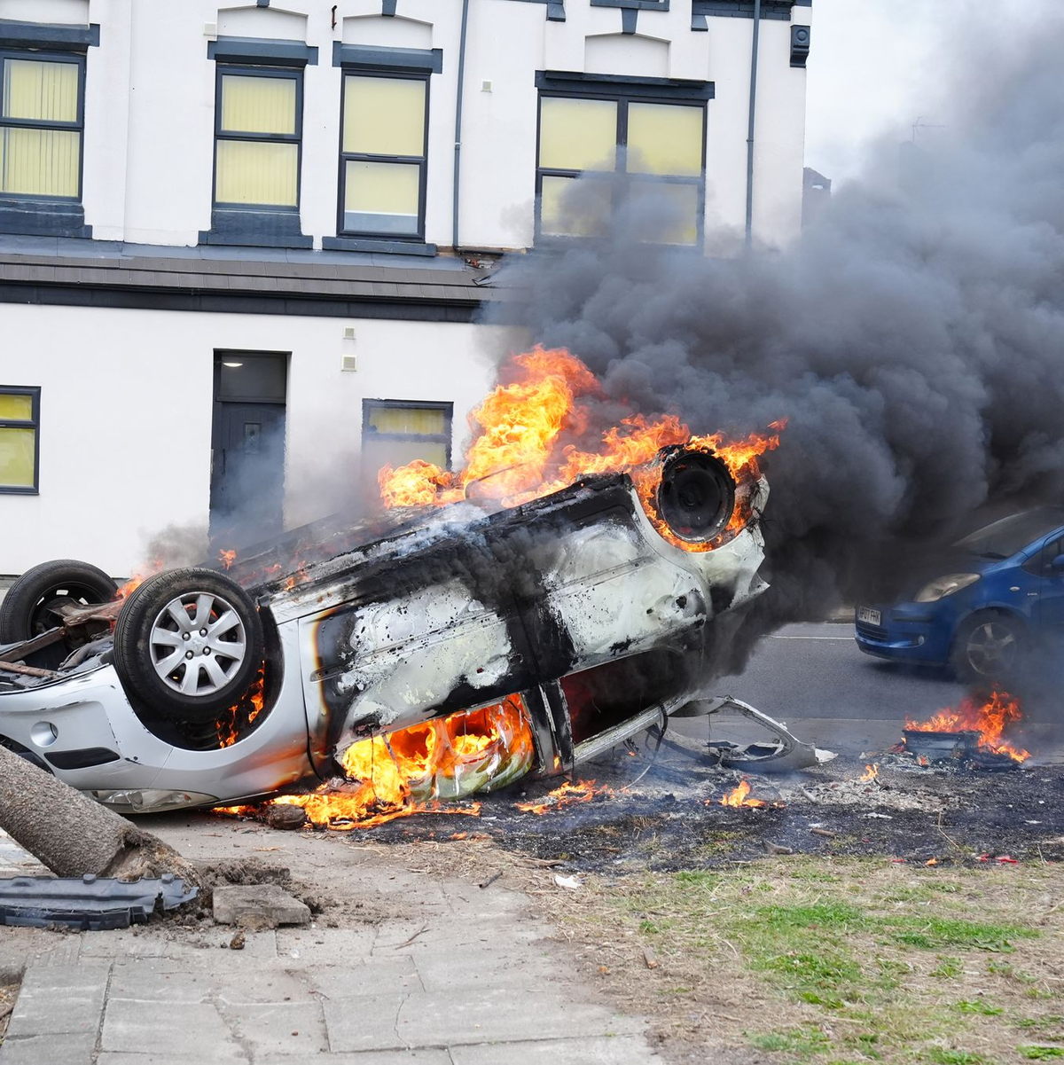 In Middlesbrough wurde ein Auto angezündet. - Foto: Owen Humphreys/PA Wire/dpa
