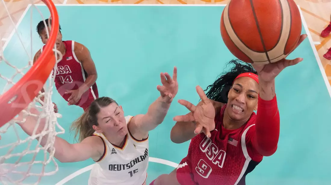 Luisa Geiselsoder (l.) und die deutschen Basketballerinnen verlangten Topfavorit USA alles ab. - Bild: Mark J. Terrill/Pool AP/AP