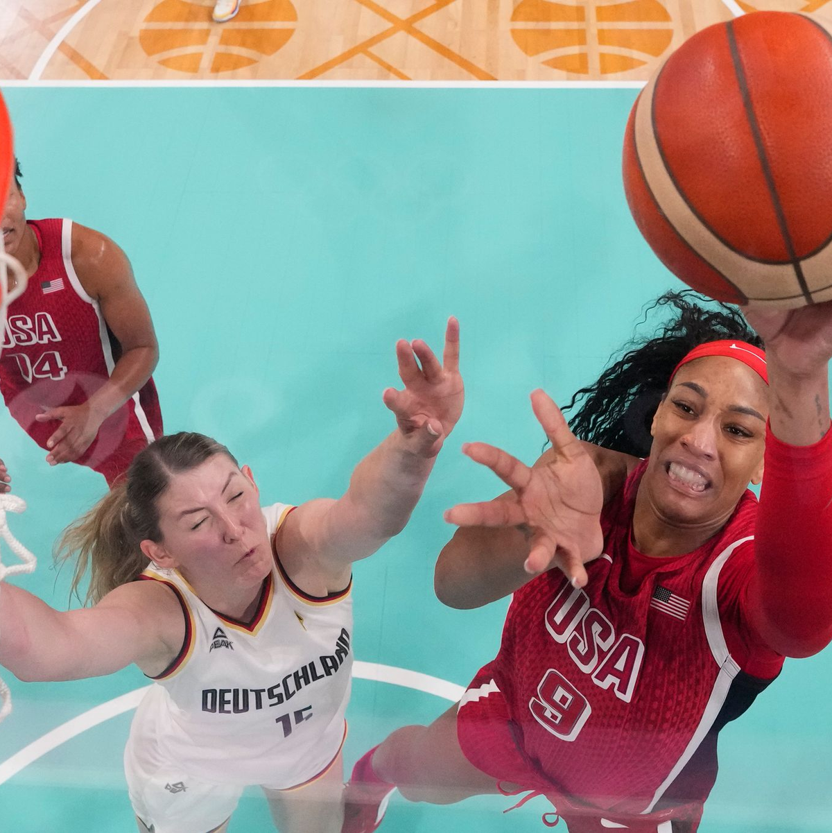 Luisa Geiselsoder (l.) und die deutschen Basketballerinnen verlangten Topfavorit USA alles ab. - Foto: Mark J. Terrill/Pool AP/AP
