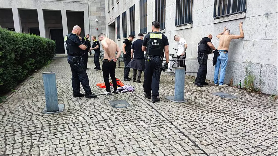 Polizei kontrolliert Verdächtige (Archiv) - Bild: über dts Nachrichtenagentur