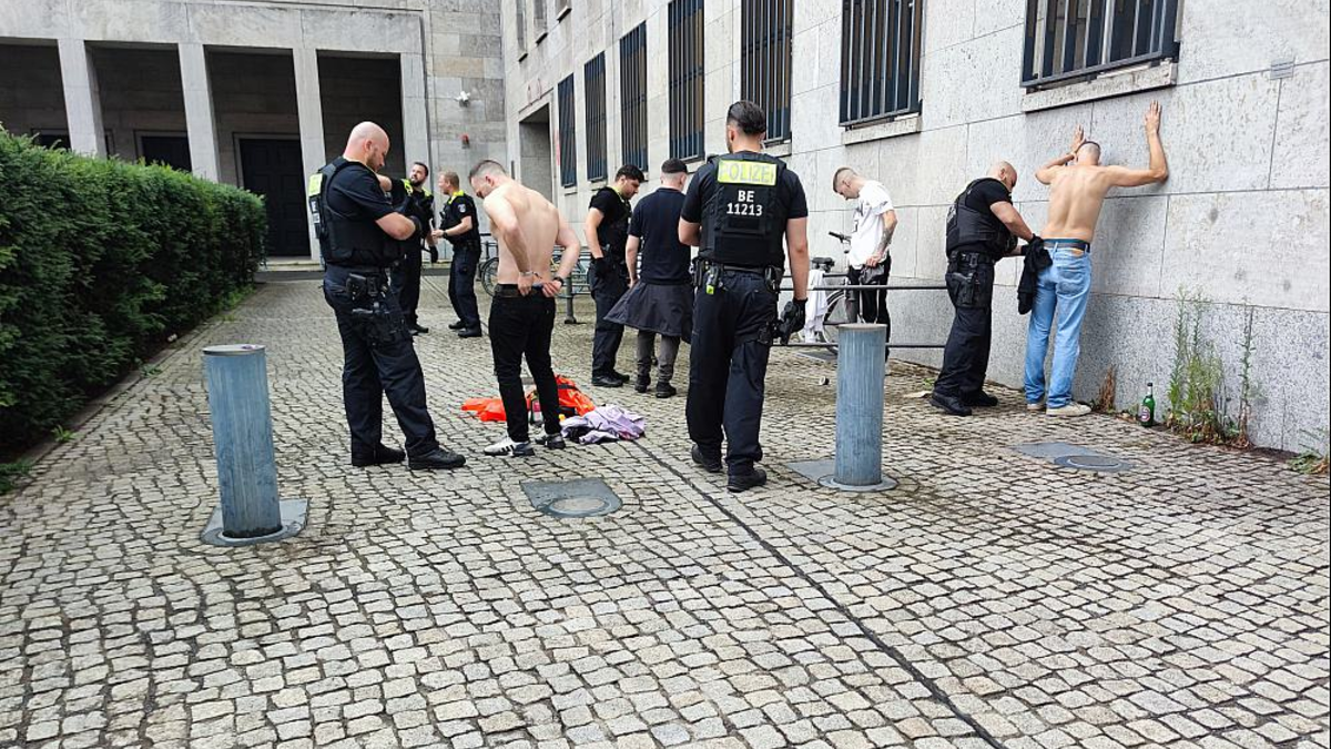 Polizei kontrolliert Verdächtige (Archiv) - Foto: über dts Nachrichtenagentur