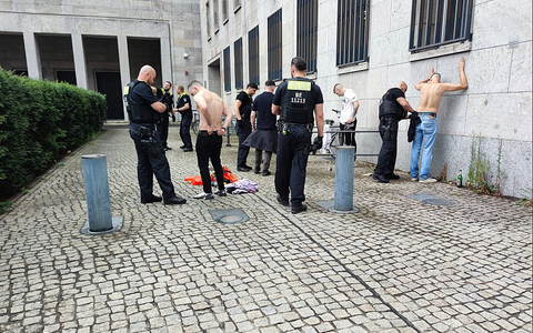 Polizei kontrolliert Verdächtige (Archiv) - Foto: über dts Nachrichtenagentur