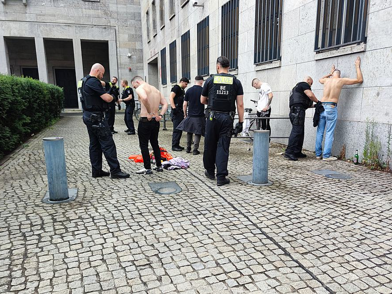 Polizei kontrolliert Verdächtige (Archiv) - Foto: über dts Nachrichtenagentur