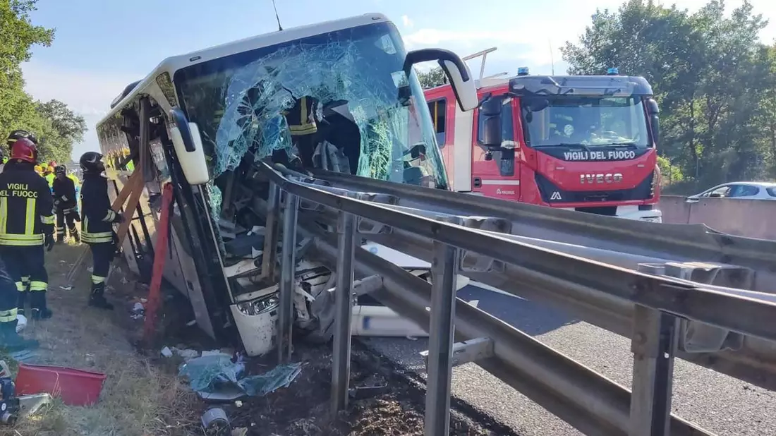 Ein Mensch starb bei dem Unfall, 25 wurden verletzt. - Bild: ---/Vigili Del Fuoco/dpa