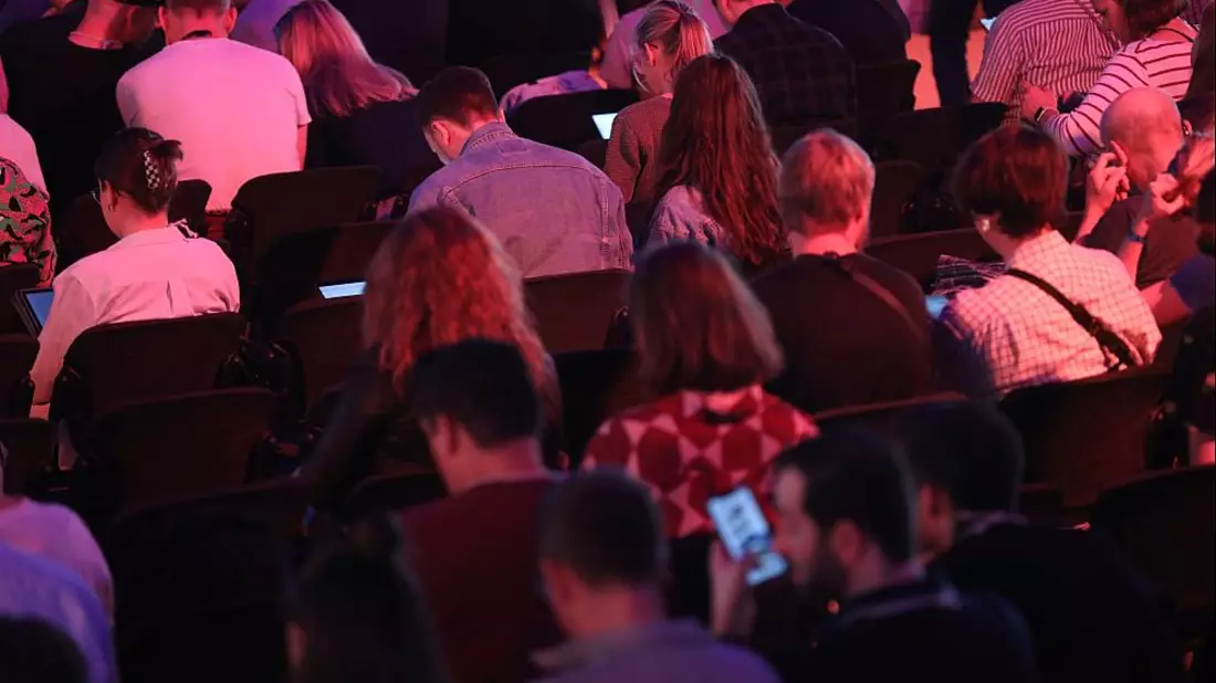 Junge Leute mit ihren Smartphones (Archiv) - Bild: über dts Nachrichtenagentur