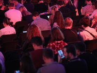 Junge Leute mit ihren Smartphones - Foto: über dts Nachrichtenagentur