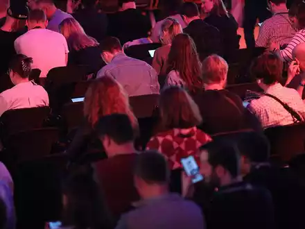 Junge Leute mit ihren Smartphones (Archiv) - Foto: über dts Nachrichtenagentur
