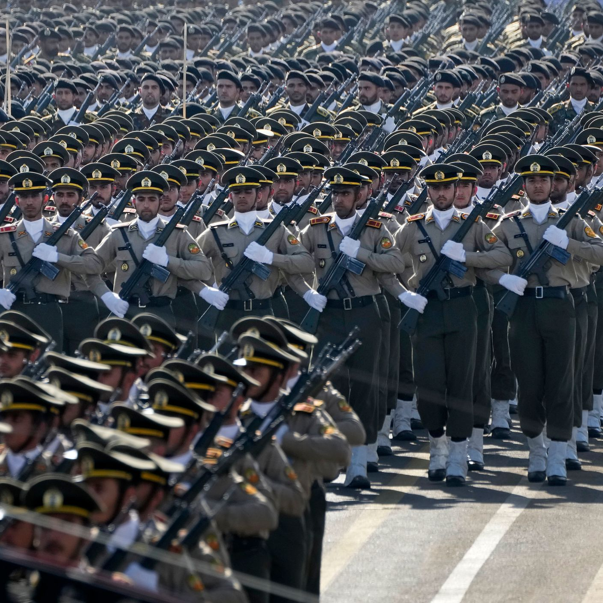 Irans Streitkräfte sehen sich für einen Krieg gegen Israel gerüstet. (Archivbild) - Foto: Vahid Salemi/AP/dpa