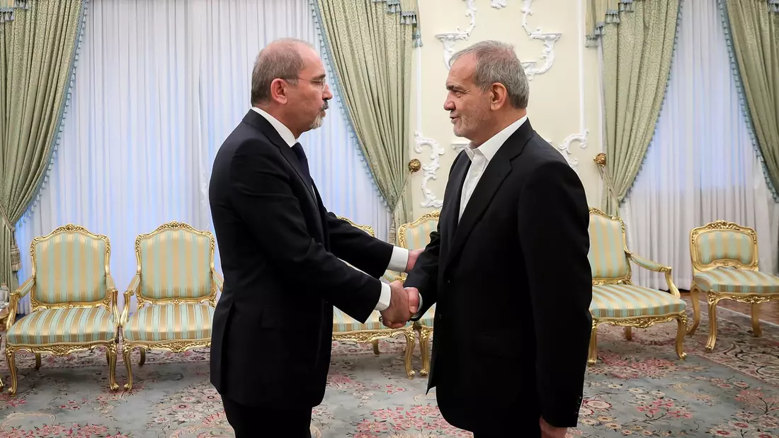 Irans Präsident Peseschkian empfängt den jordanischen Außenminister Al-Safadi. - Bild: Uncredited/Iranian Presidency Office/AP/dpa