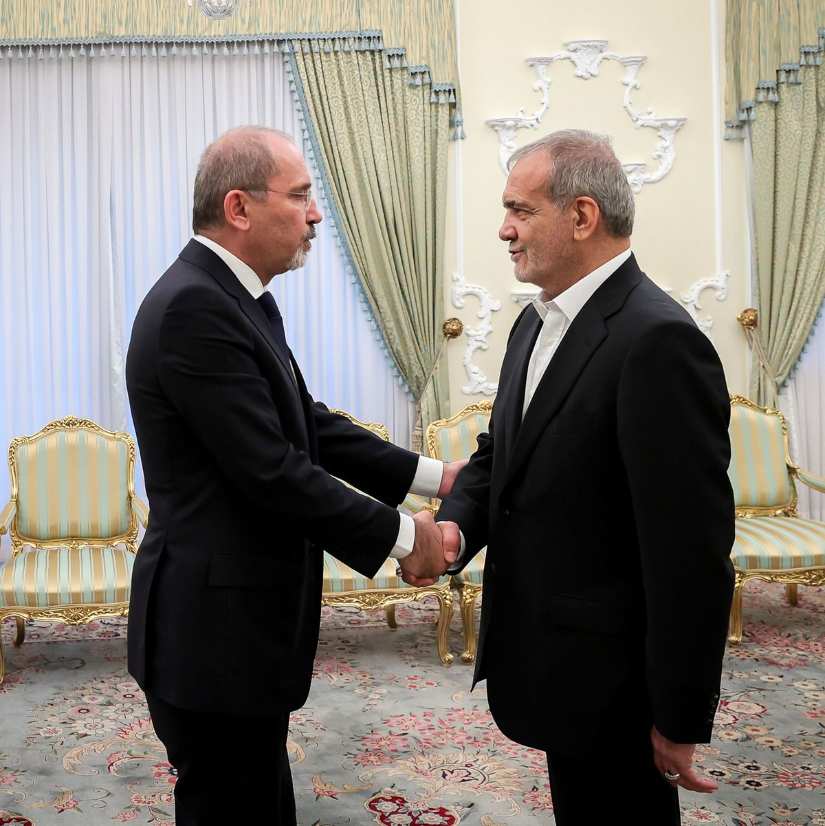 Der jordanische Außenminister, Ayman Safadi, wurde am Sonntag vom iranischen Präsidenten, Massud Peseschkian, empfangen. Außenministerin Annalena Barbock hatte vor seiner Reise mit Safadi gesprochen. - Foto: Uncredited/Iranian Presidency Office/AP/dpa