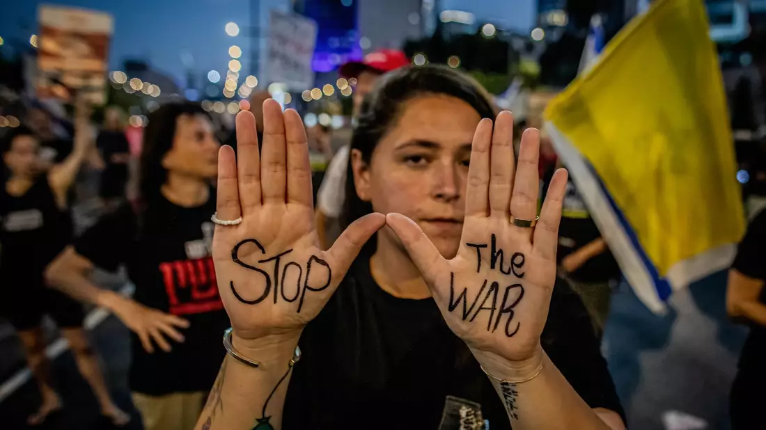 Israelis demonstrieren gegen den Krieg. - Bild: Eyal Warshavsky/SOPA Images via ZUMA Press Wire/dpa