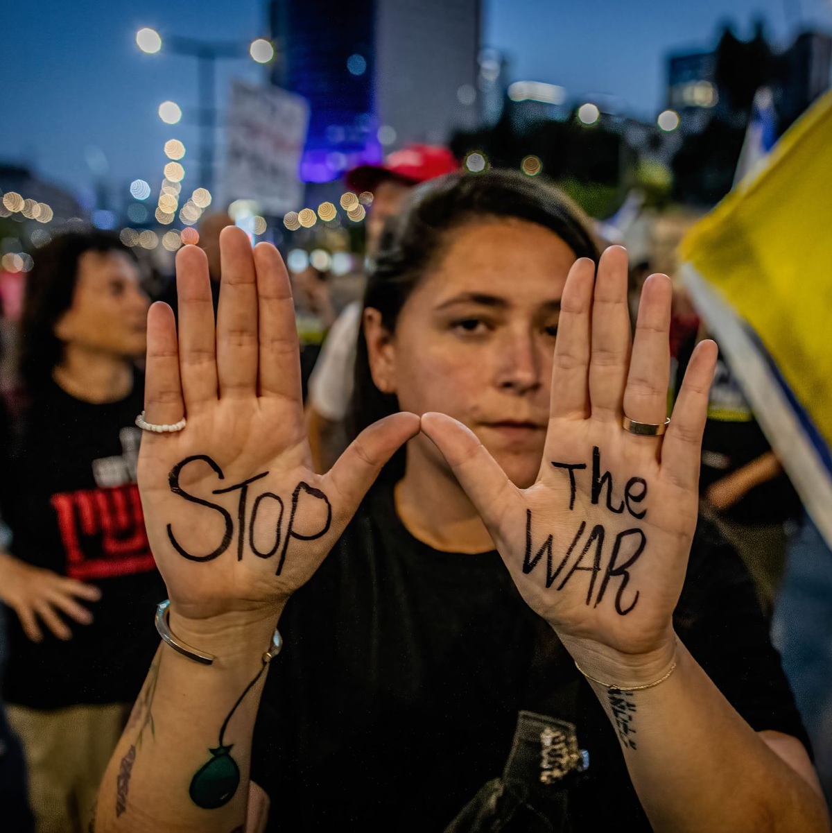 In Israel demonstrieren Angehörige der Geiseln seit Monaten für ein Abkommen, um die Freilassung der in den Gazastreifen verschleppten Geiseln zu erreichen. - Foto: Eyal Warshavsky/SOPA Images via ZUMA Press Wire/dpa