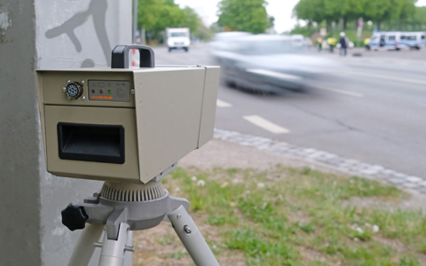 Bis zum Wochenende blitzt es in mehreren Bundesländern am Straßenrand öfters als sonst. (Archivfoto) - Foto: Sebastian Willnow/dpa