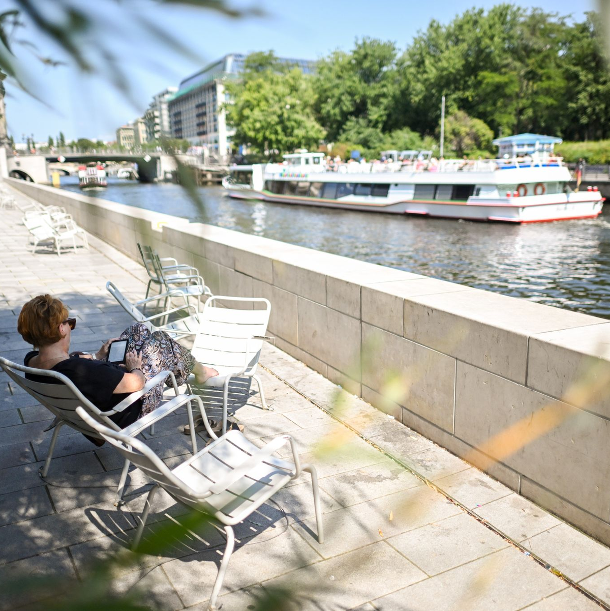 Wenn es draußen heiß ist, wirkt sich das mitunter auf die Gesundheit und das Wohlbefinden aus (Symbolfoto). - Foto: Sebastian Gollnow/dpa