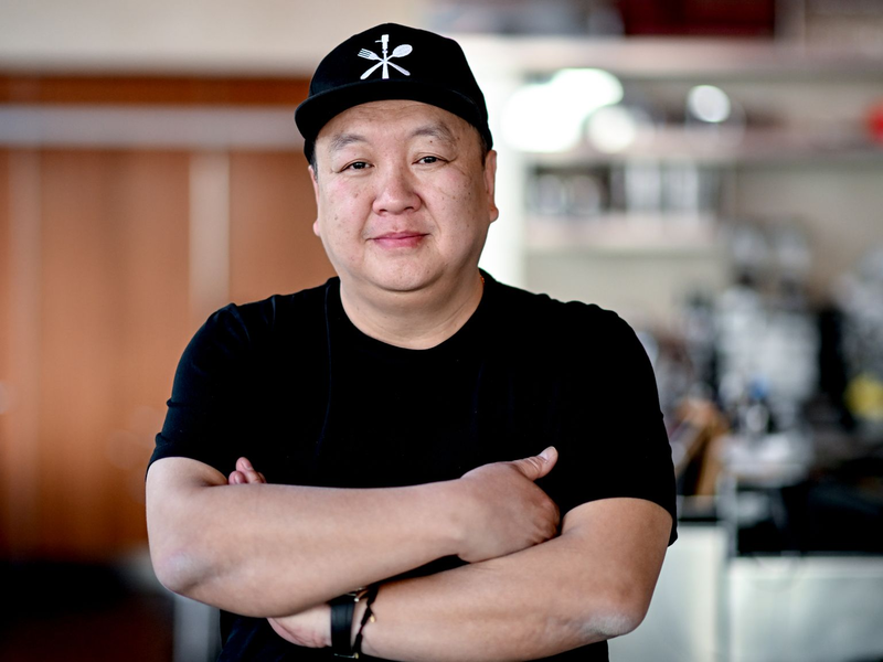 Starkoch und Gastro-Unternehmer The Duc Ngo (50) - hier in seinem Restaurant «Funky Fisch» an der Berliner Kantstraße - erregte jüngst Aufsehen mit einer Äußerung zu Frauen und Männern, die sich in Wolken angesagter Parfums hüllten. Das nerve. (Archivbild) - Foto: Britta Pedersen/dpa