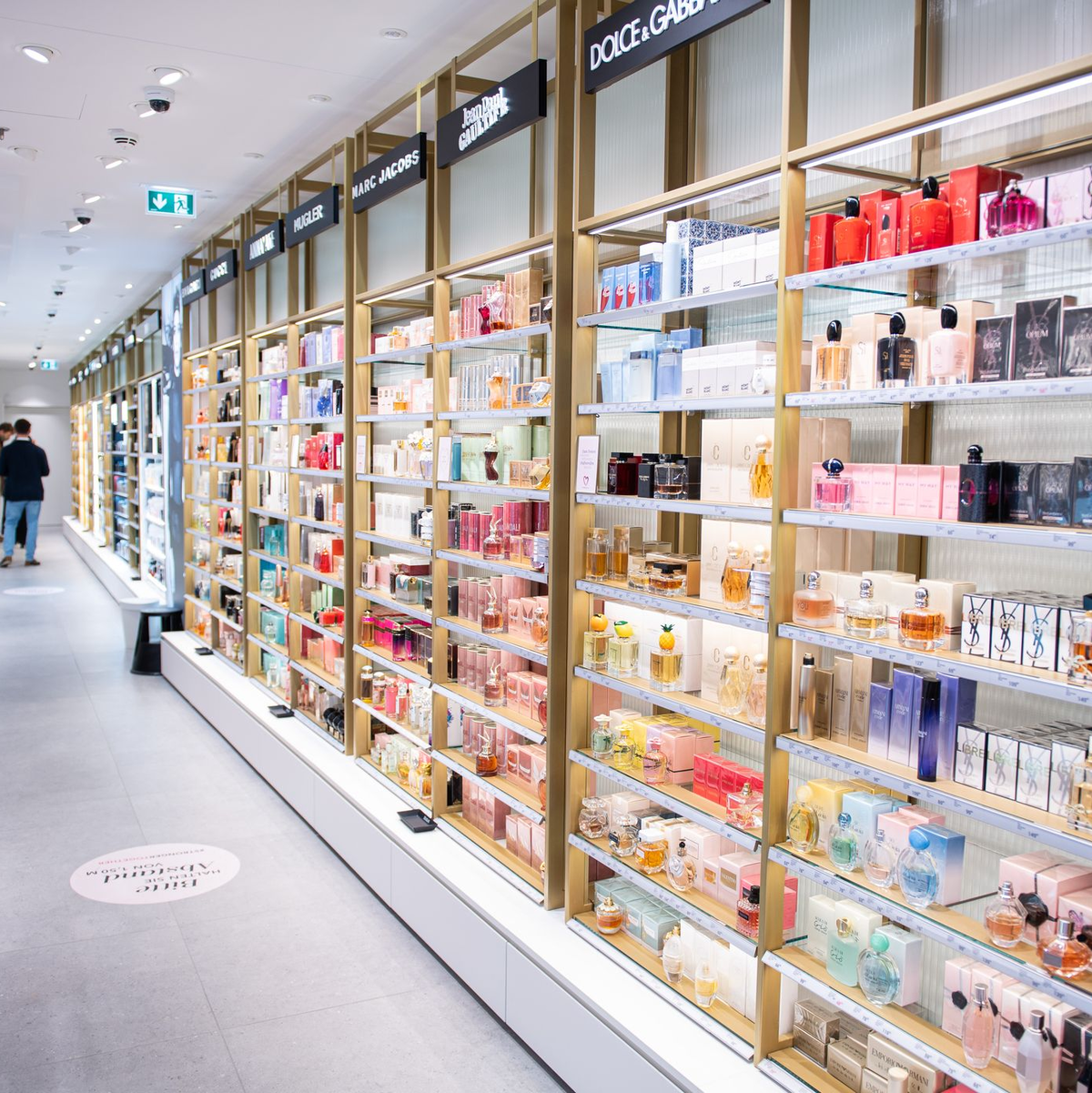 Die Auswahl an Düften ist in Parfümerien riesig - angesagt wurden in jüngerer Zeit süße schwere Düfte. (Archivbild) - Foto: Daniel Reinhardt/dpa