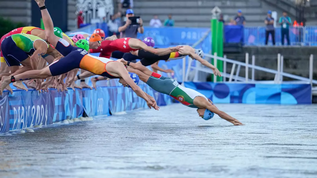 Der Zieleinlauf ins Glück: Laura Lindemann sichert den deutschen Triathleten Gold in der Mixed-Staffel. - Bild: Vadim Ghirda/AP/dpa