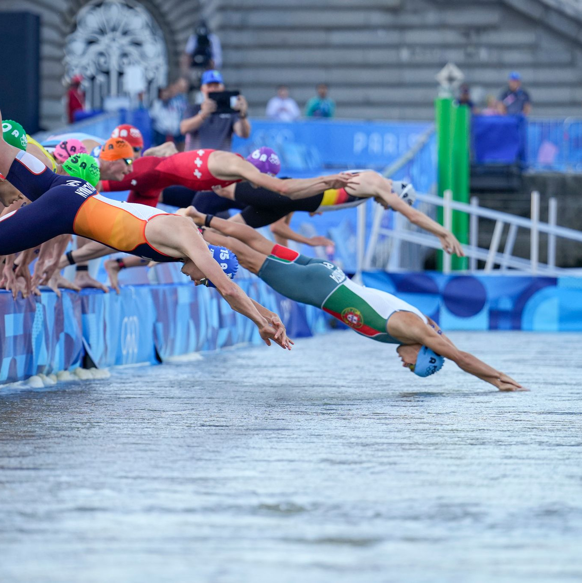 Die deutschen Triathleten gewinnen in der Mixed-Staffel die erhoffte Medaille. - Foto: Vadim Ghirda/AP/dpa