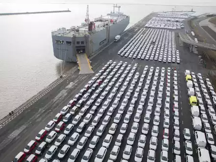 Auch wenn die deutsche Autoindustrie kriselt: Abschreiben sollte man sie noch nicht, sagt Ifo-Expertin Anita Wolf. - Foto: Jörg Sarbach/dpa